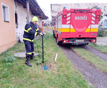 DHZ články / ňa 10.11.2023 členovia DHZ Čekovce v vrámci kondičnej jazdy urobili kontrolu a vyčistenie všetkých hydrantov v našej obci.  - foto