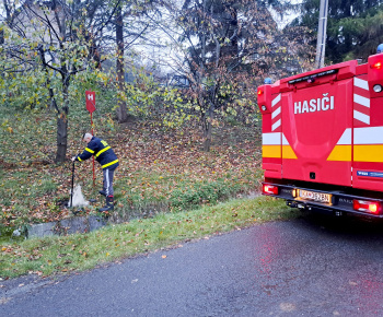 DHZ články / ňa 10.11.2023 členovia DHZ Čekovce v vrámci kondičnej jazdy urobili kontrolu a vyčistenie všetkých hydrantov v našej obci.  - foto