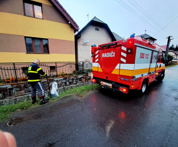 DHZ články / ňa 10.11.2023 členovia DHZ Čekovce v vrámci kondičnej jazdy urobili kontrolu a vyčistenie všetkých hydrantov v našej obci.  - foto